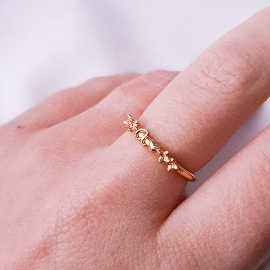 Anello personalizzato con iniziali e coroncina di fiori