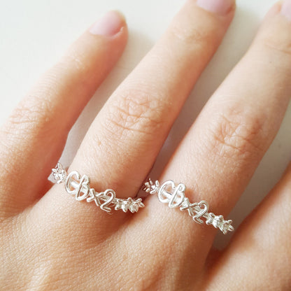 Anello personalizzato con iniziali e coroncina di fiori