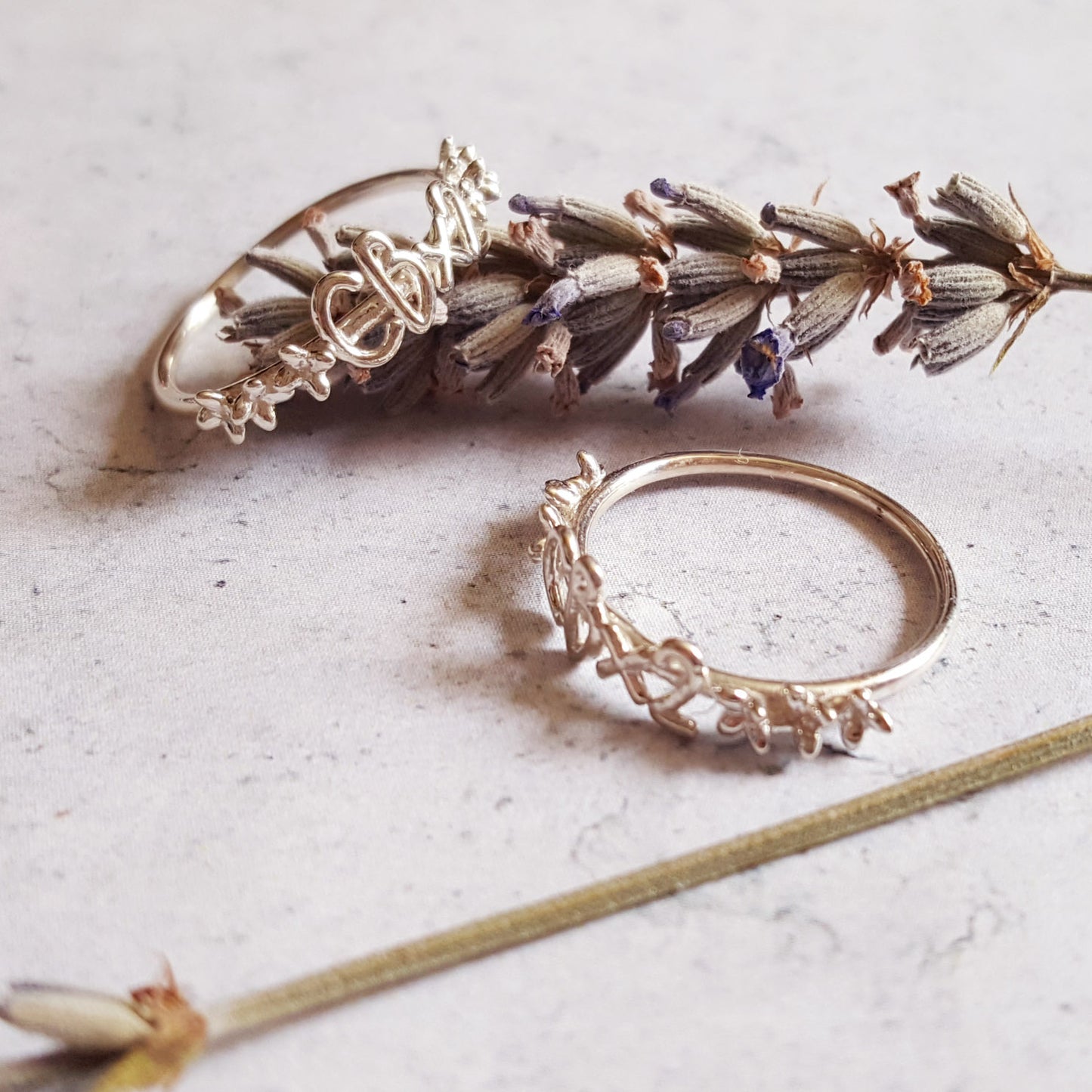Anello personalizzato con iniziali e coroncina di fiori