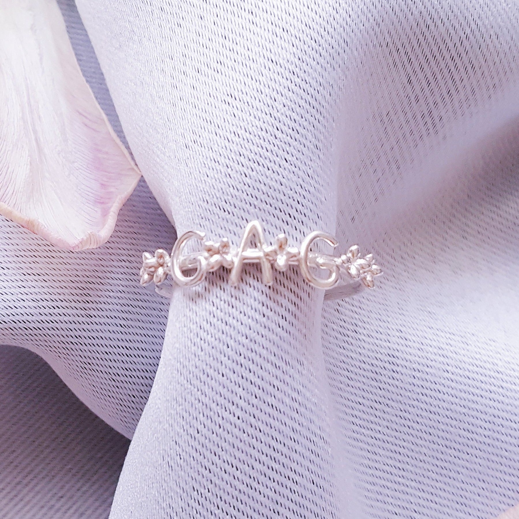 Anello floreale con iniziali personalizzato coroncina