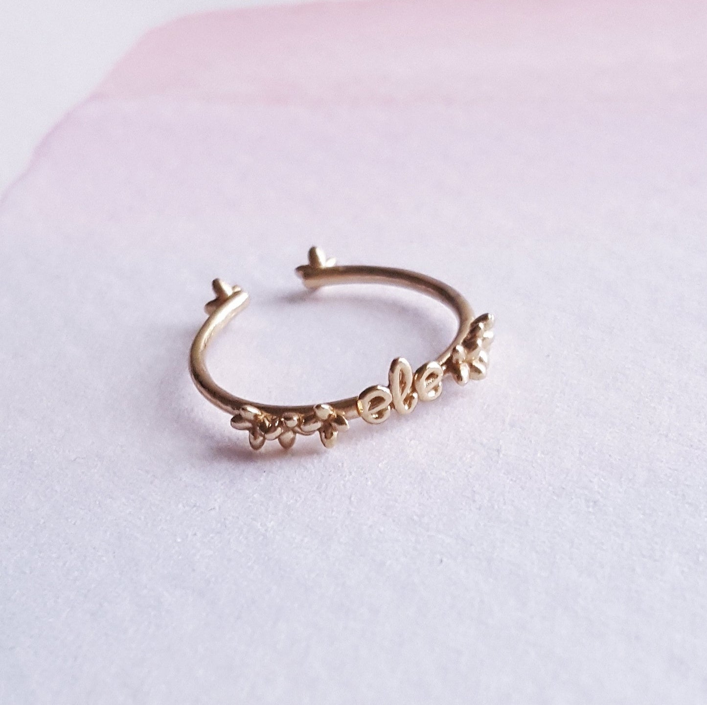 Anello personalizzato con nome e coroncina di fiori