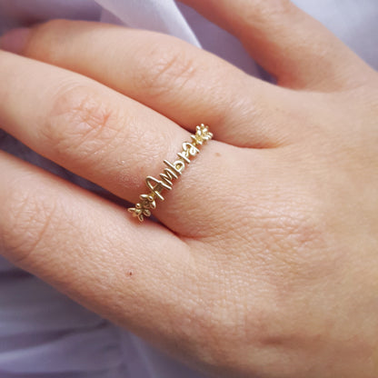 Anello personalizzato con nome e coroncina di fiori