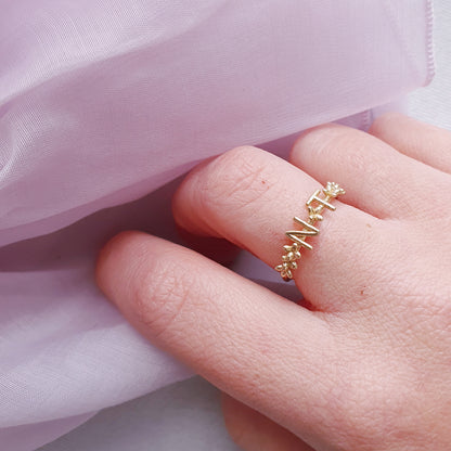 Anello personalizzato con iniziali e coroncina di fiori