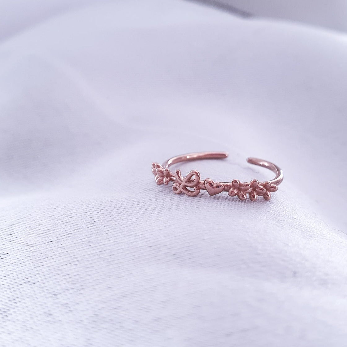Anello personalizzato con iniziali e coroncina di fiori